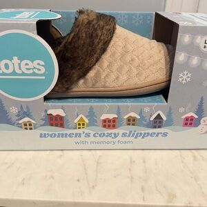 NIB totes Cream Slippers Brown Faux Fur Trim with Plush Lining.